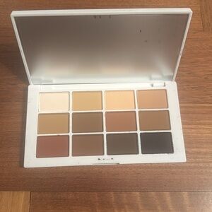 MAKEUP BY MARIO 
Master Mattes® Eyeshadow Palette: The Neutrals